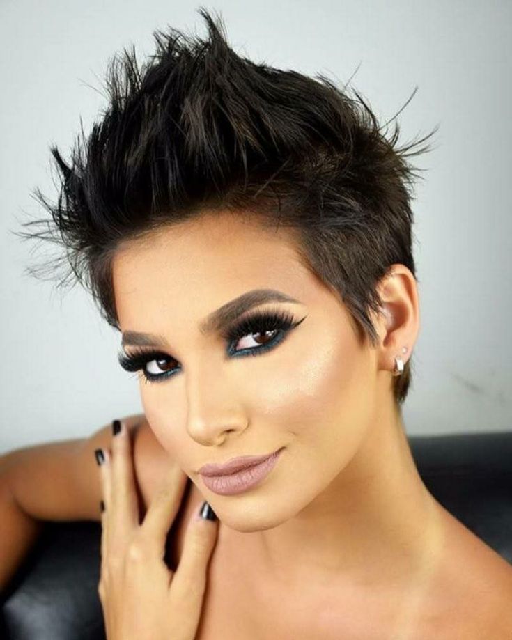 (+195 photos) Coupe de cheveux Pixie pour les brunes