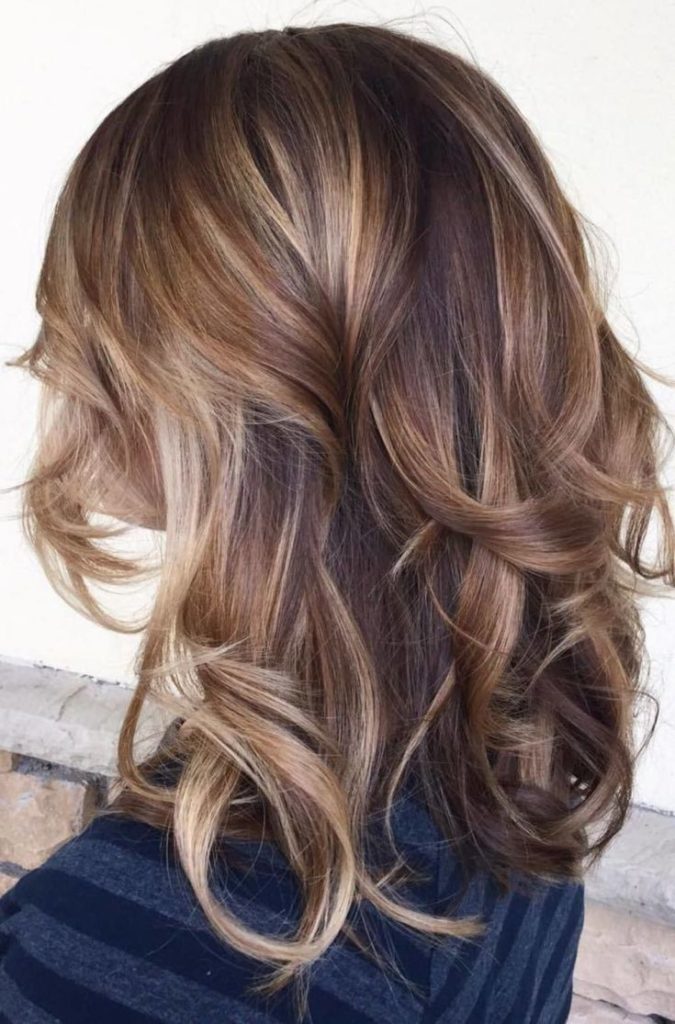 (+201 photos) Balayage sur cheveux châtain clair de longueur moyenne