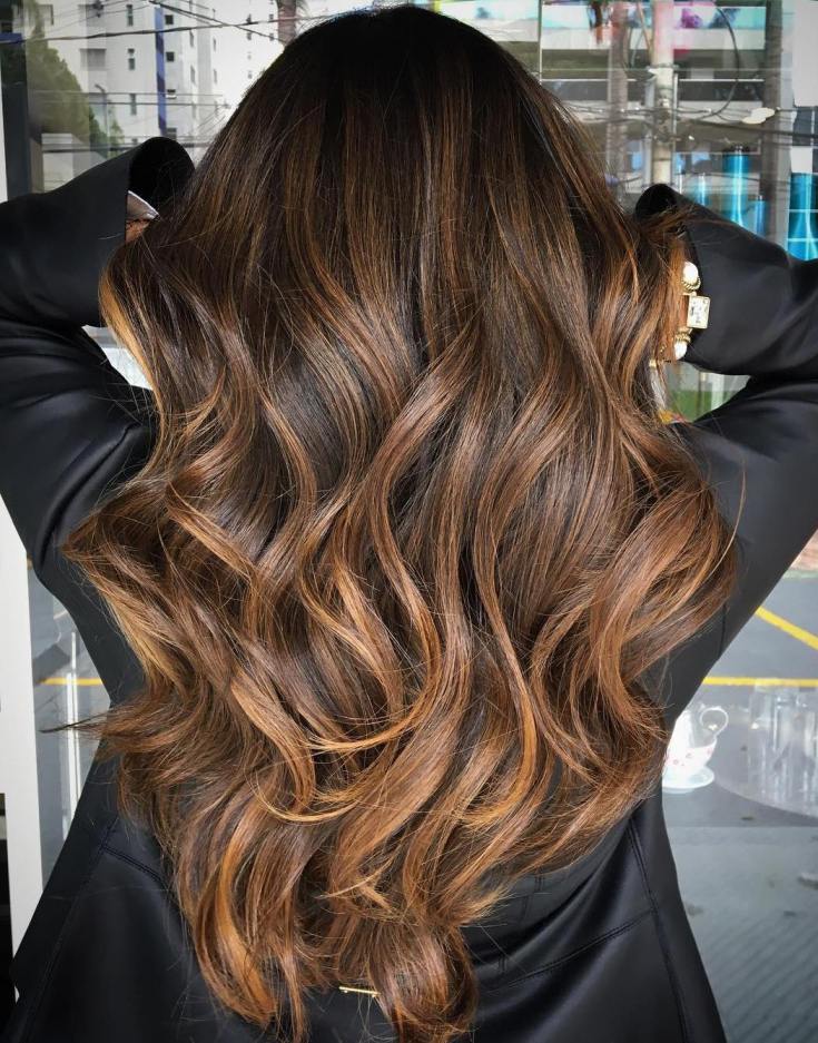 Shatush sur cheveux longs foncés