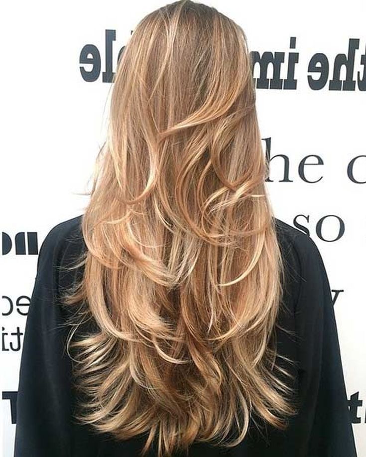 (+150 photo) Coupe de cheveux en cascade pour cheveux longs avec une frange