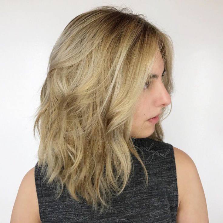 Coupe de cheveux en cascade pour cheveux mi-longs