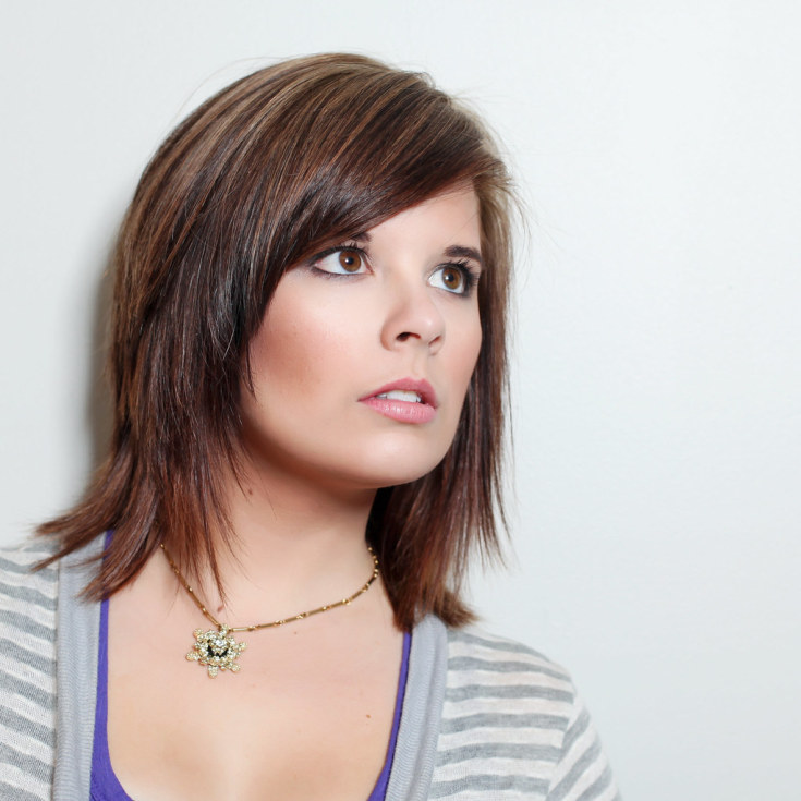 (+165 photos) Cascade de coupe de cheveux pour femmes avec une frange