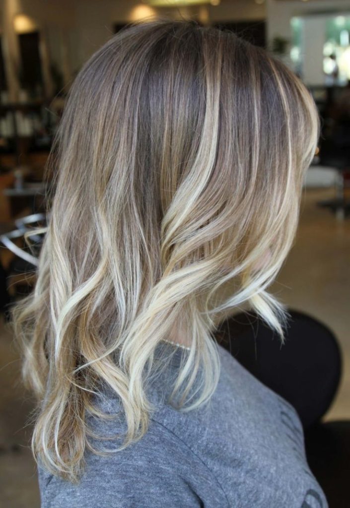 (+201 photos) Balayage sur cheveux châtain clair de longueur moyenne
