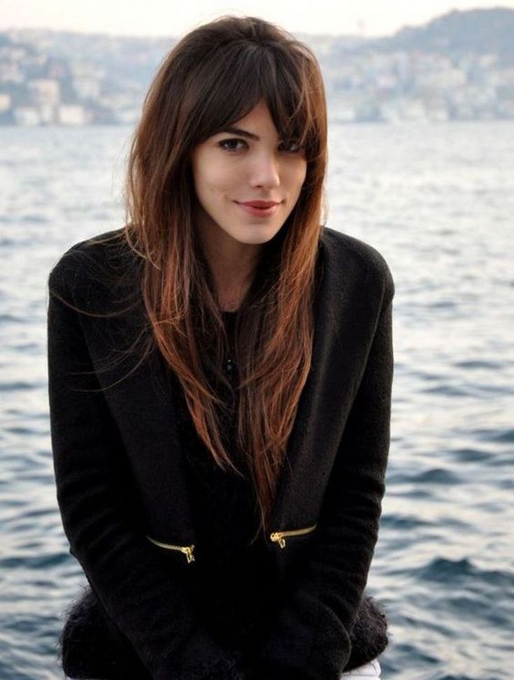 (+150 photo) Coupe de cheveux en cascade pour cheveux longs avec une frange