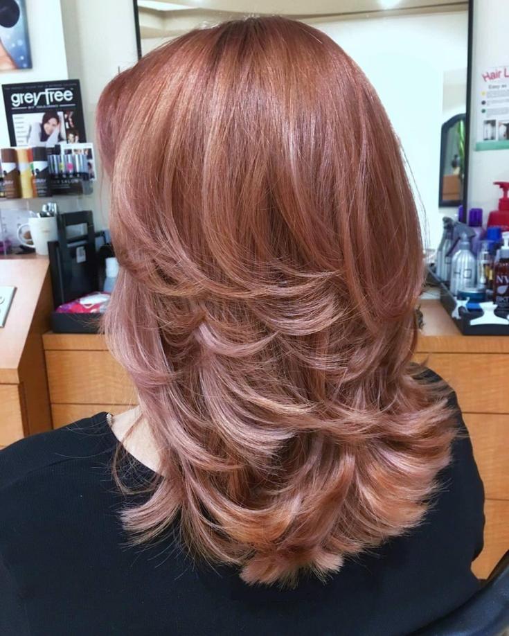 Coupe de cheveux en cascade pour cheveux mi-longs