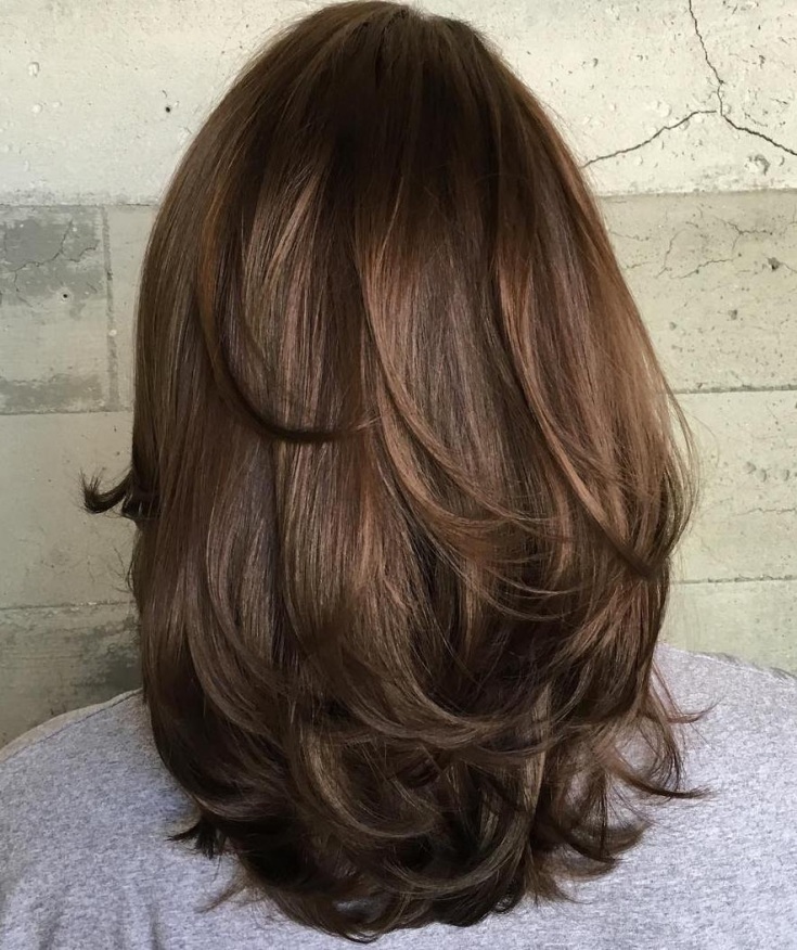 Coupe de cheveux en cascade pour cheveux mi-longs