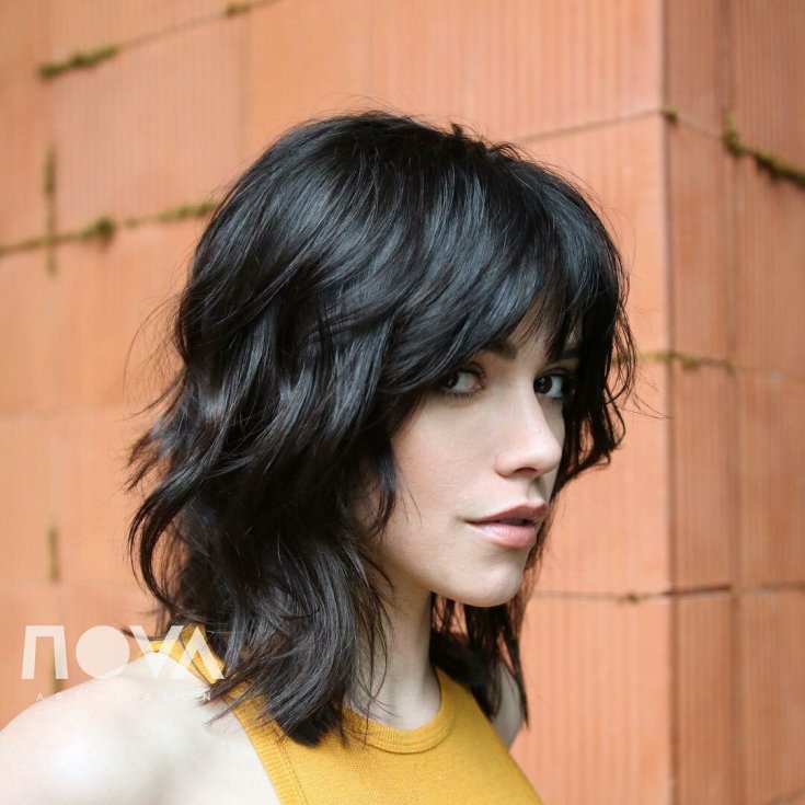 (+165 photos) Cascade de coupe de cheveux pour femmes avec une frange