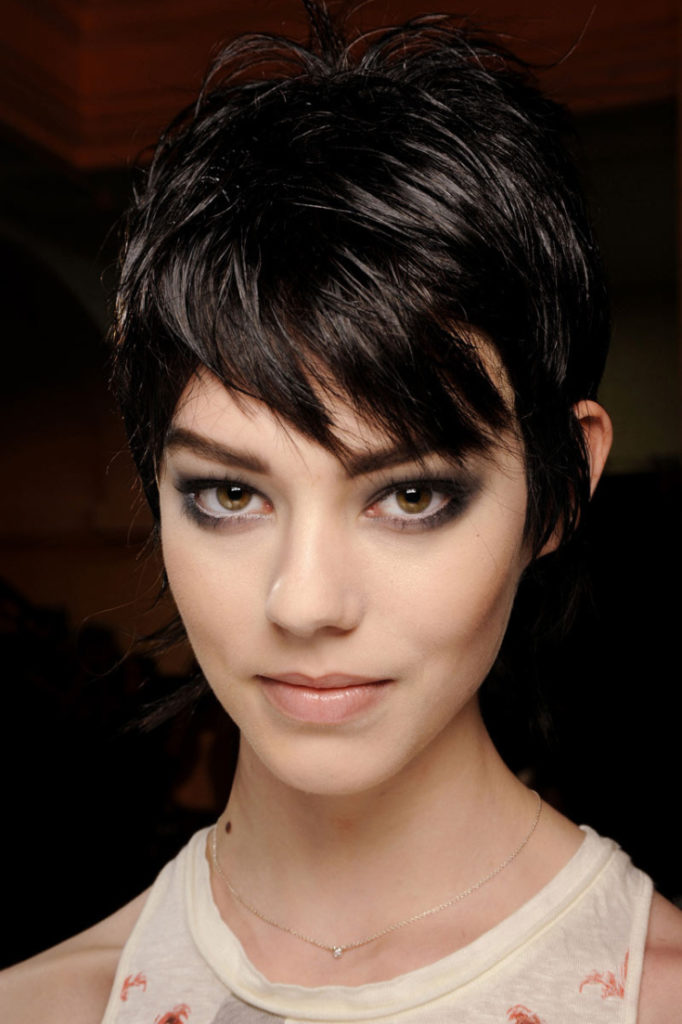 (+195 photos) Coupe de cheveux Pixie pour les brunes