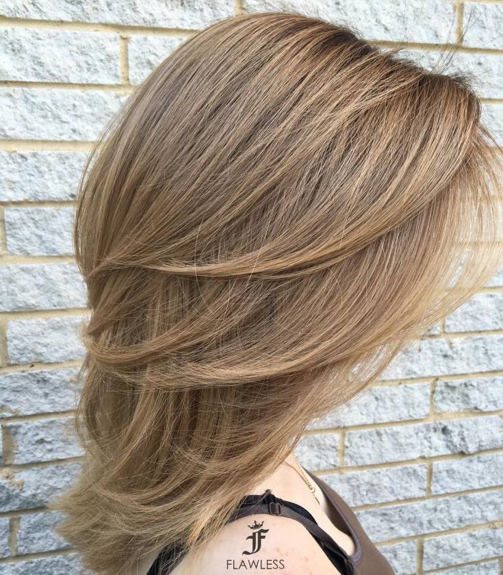 Coupe de cheveux en cascade pour cheveux mi-longs