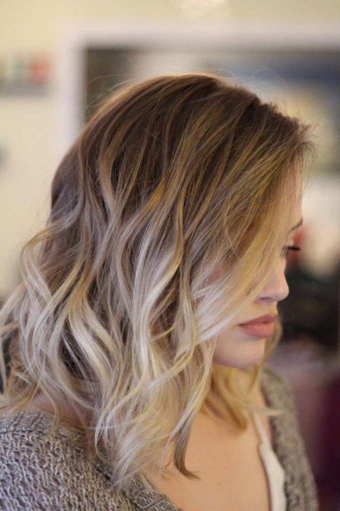 Shatush pour cheveux châtain clair de longueur moyenne
