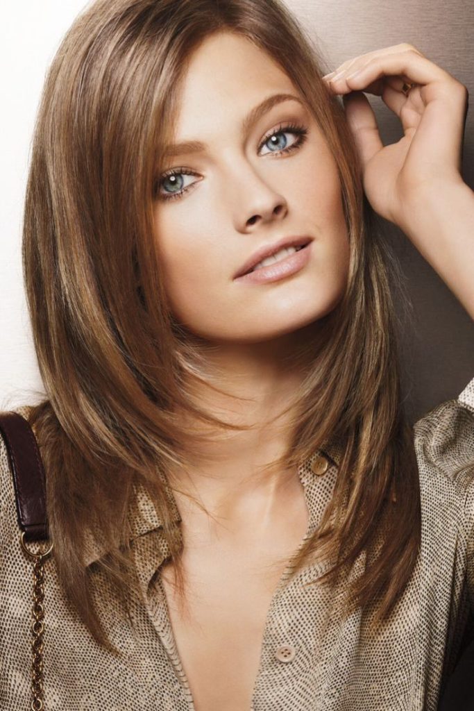 Coupe de cheveux en cascade pour cheveux mi-longs