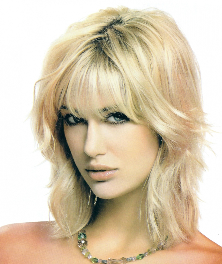 (+165 photos) Cascade de coupe de cheveux pour femmes avec une frange