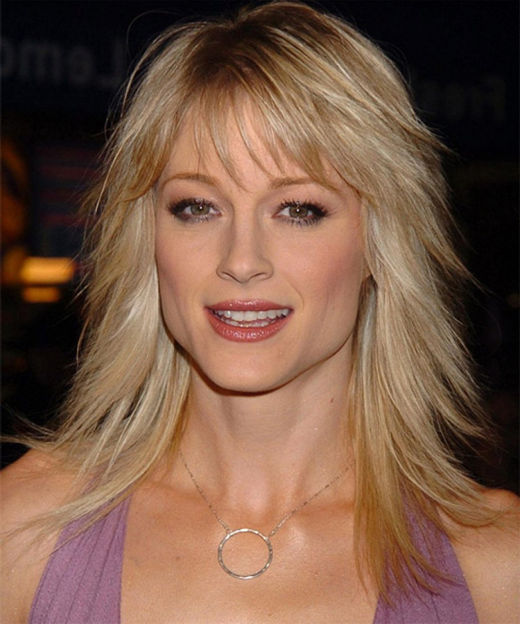 Coupe de cheveux en cascade pour cheveux mi-longs
