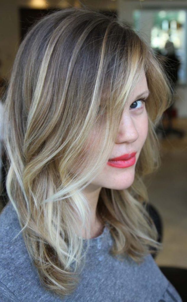 Shatush pour cheveux châtain clair de longueur moyenne