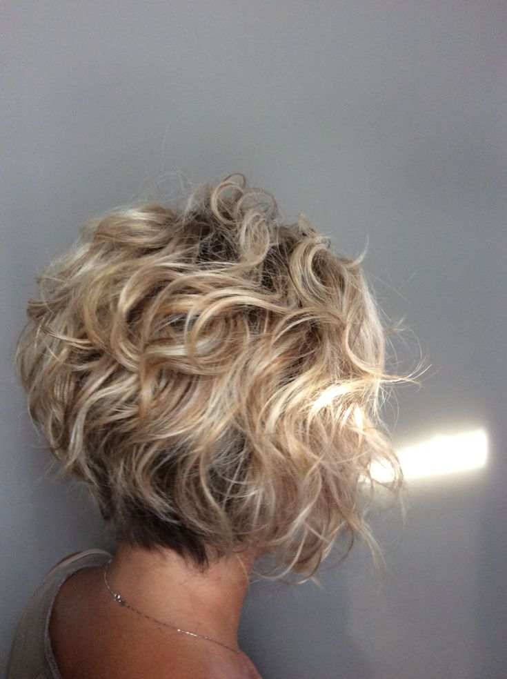 (+135 photos) Bob Kare sur cheveux bouclés