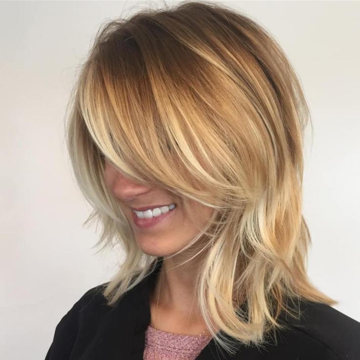 Coupe de cheveux en cascade pour cheveux mi-longs