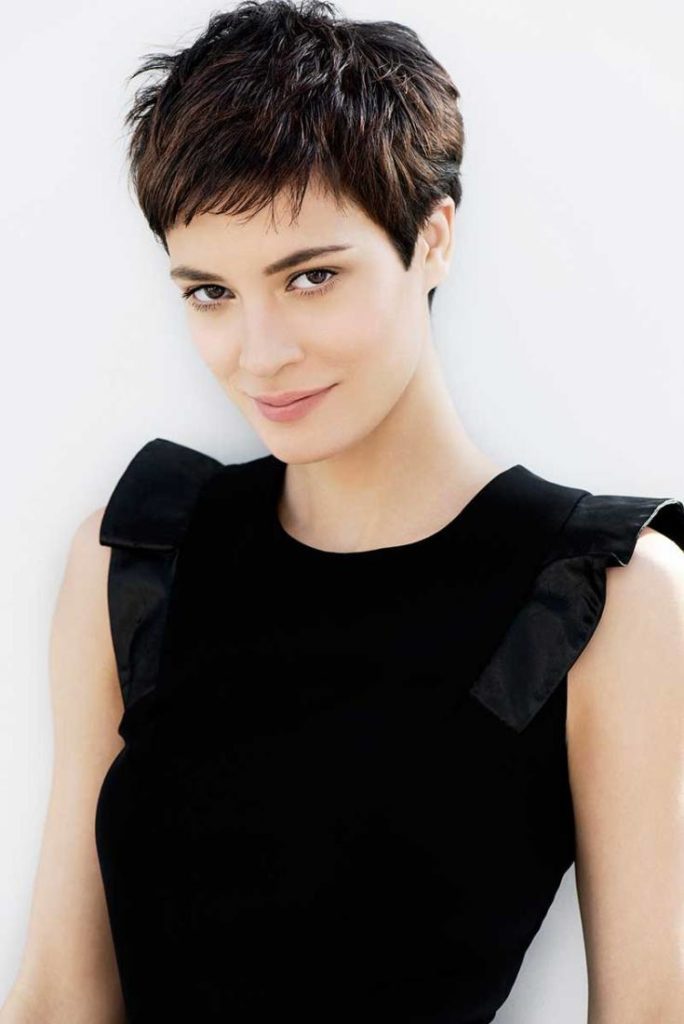 (+195 photos) Coupe de cheveux Pixie pour les brunes