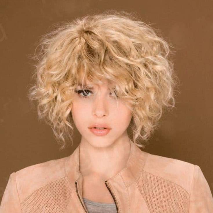 (+135 photos) Bob Kare sur cheveux bouclés