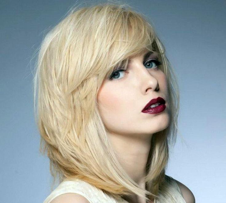 Coupe de cheveux en cascade pour cheveux mi-longs