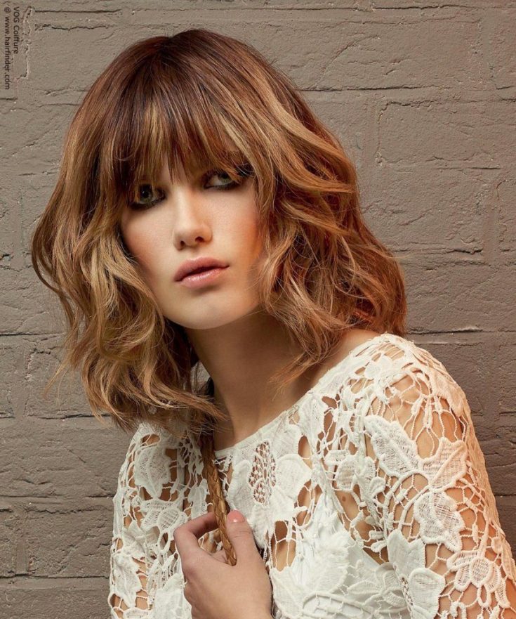 Coupe de cheveux en cascade pour cheveux mi-longs