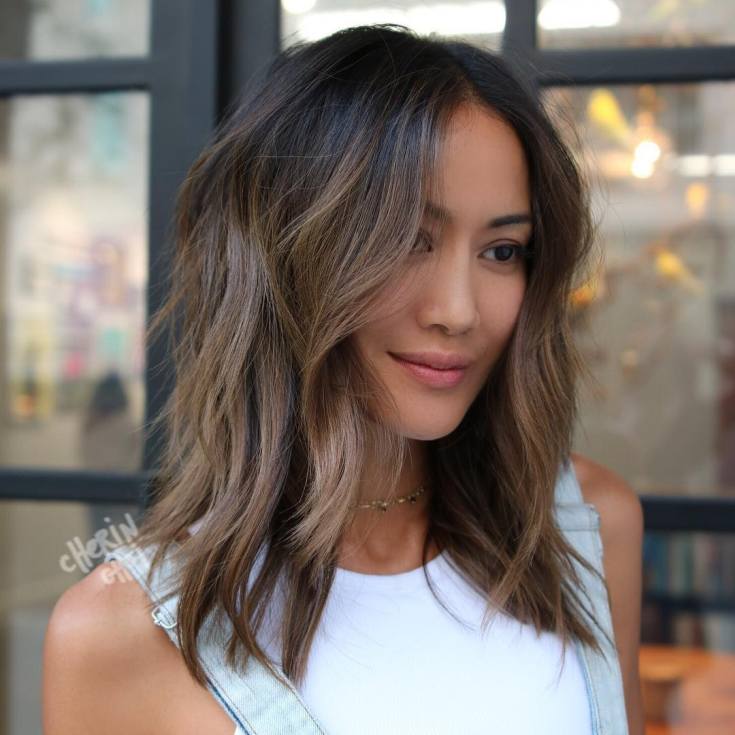 Shatush pour cheveux châtain clair de longueur moyenne