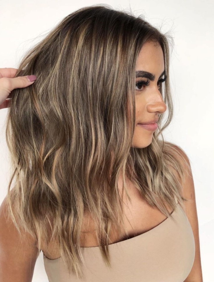 Shatush pour cheveux châtain clair de longueur moyenne