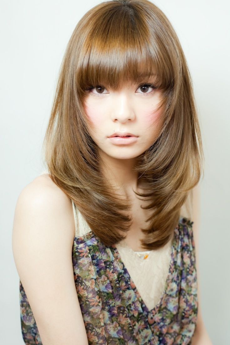 (+165 photos) Cascade de coupe de cheveux pour femmes avec une frange