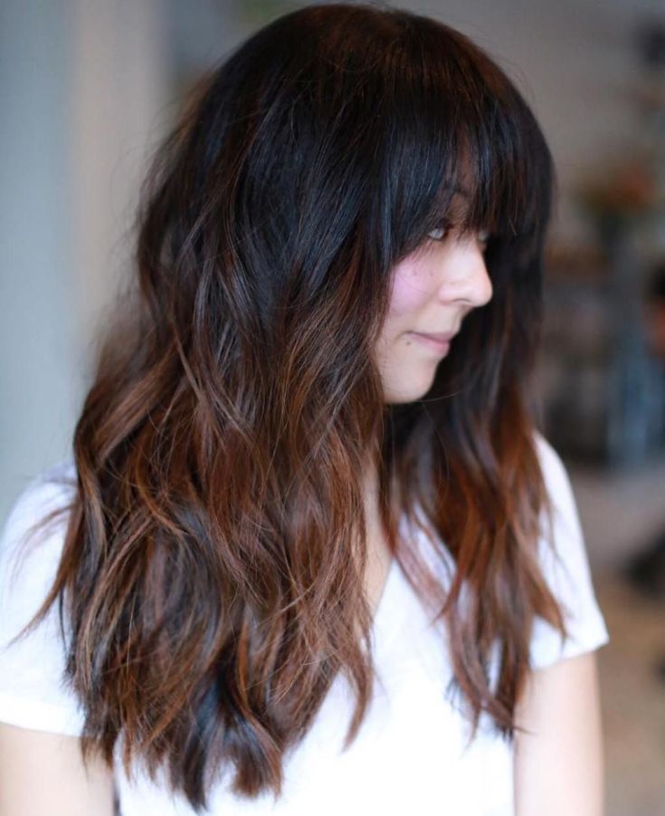 Shatush sur cheveux noirs avec une frange
