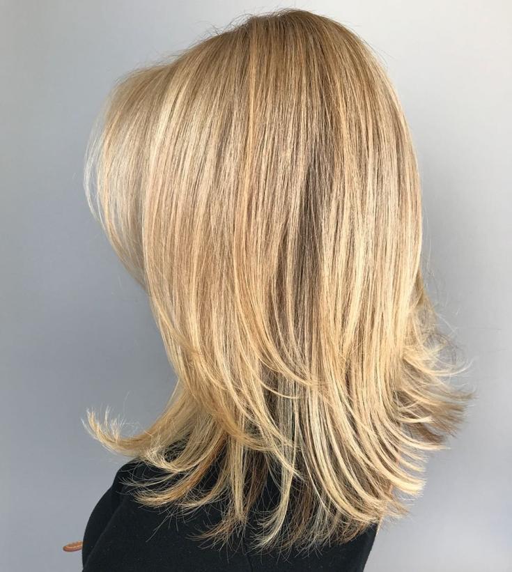 Coupe de cheveux en cascade pour cheveux mi-longs