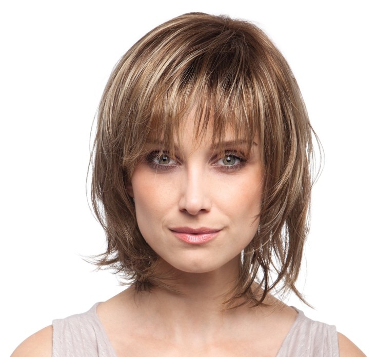 (+165 photos) Cascade de coupe de cheveux pour femmes avec une frange