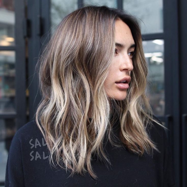 (+201 photos) Balayage sur cheveux châtain clair de longueur moyenne