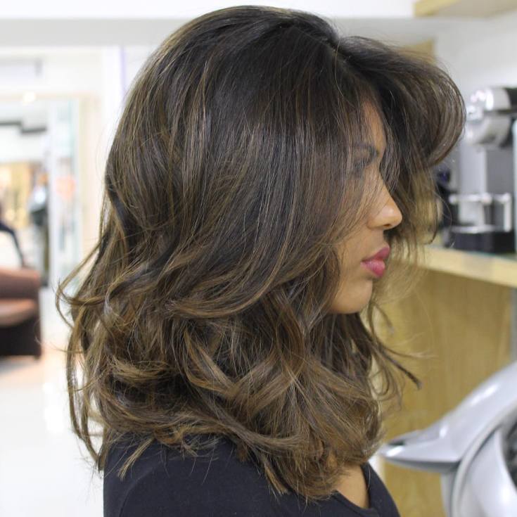 (+165 photos) Coupe de cheveux double cascade pour cheveux foncés de longueur moyenne