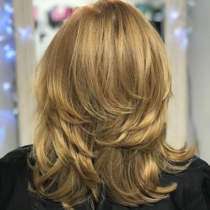 Coupe de cheveux en cascade pour cheveux mi-longs