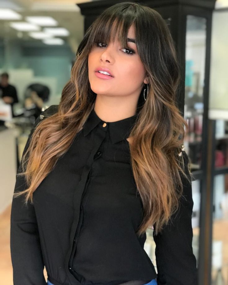 Shatush sur cheveux noirs avec une frange