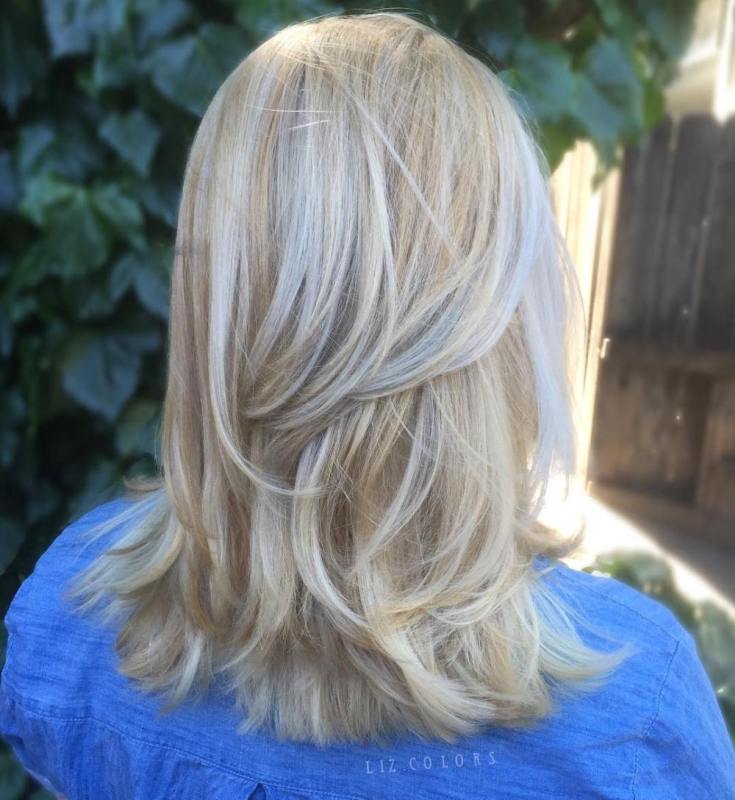 Coupe de cheveux en cascade pour cheveux mi-longs