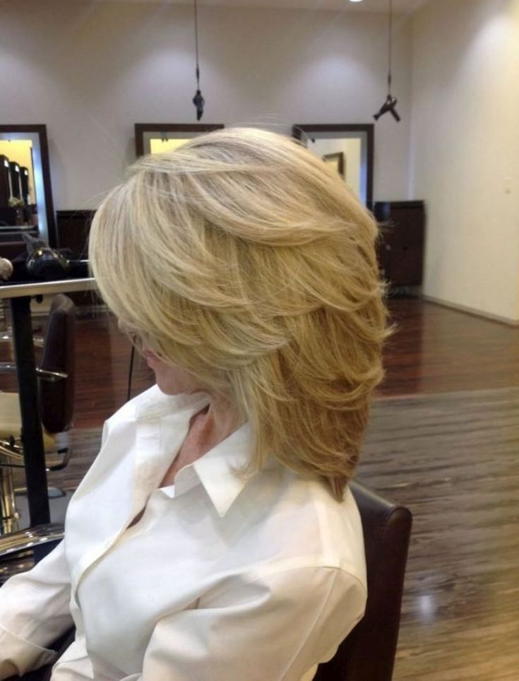 Coupe de cheveux en cascade pour cheveux mi-longs