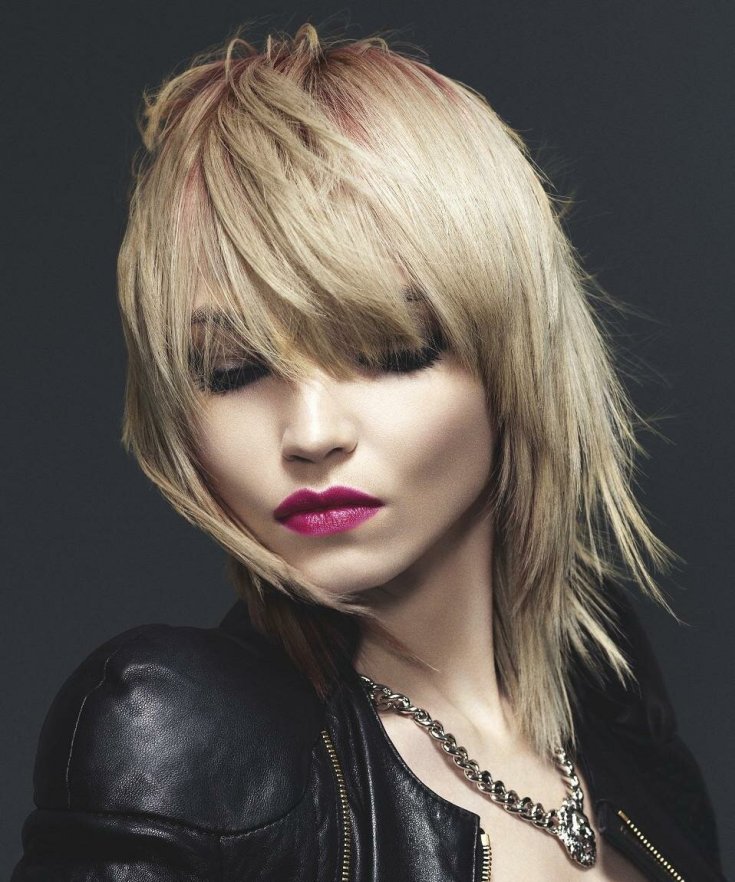 (+165 photos) Cascade de coupe de cheveux pour femmes avec une frange