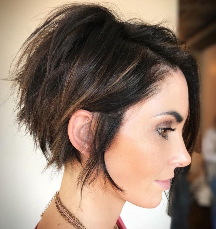 (+195 photos) Coupe de cheveux Pixie pour les brunes