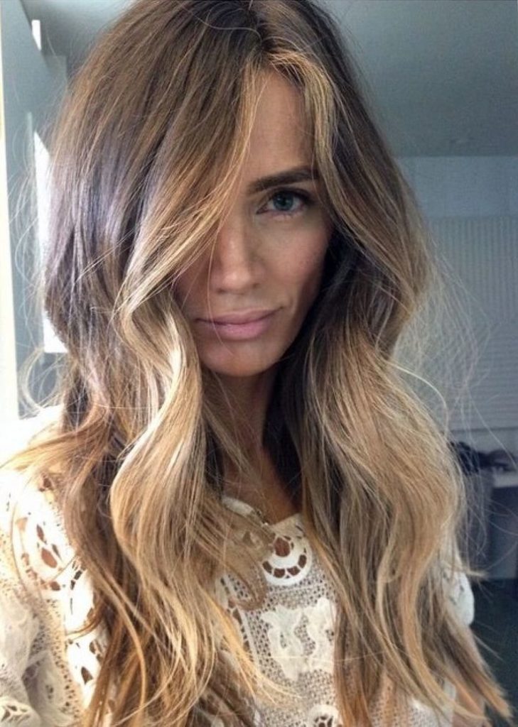 (+201 photos) Balayage sur cheveux châtain clair de longueur moyenne