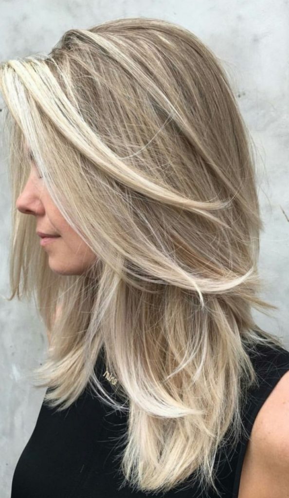 Coupe de cheveux en cascade pour cheveux mi-longs