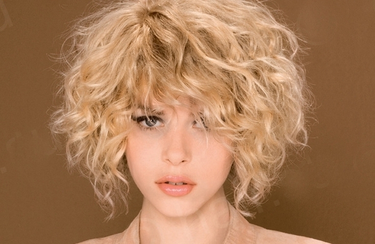 (+135 photos) Bob Kare sur cheveux bouclés