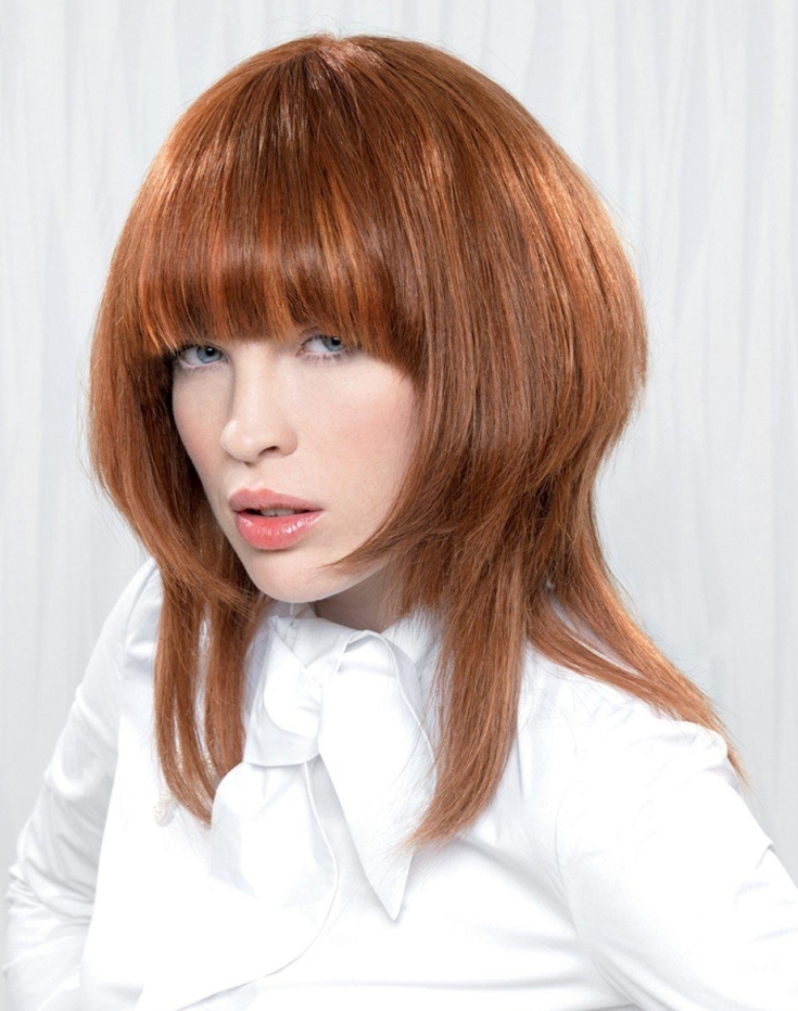 (+165 photos) Cascade de coupe de cheveux pour femmes avec une frange