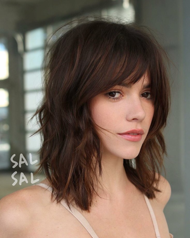 (+165 photos) Cascade de coupe de cheveux pour femmes avec une frange