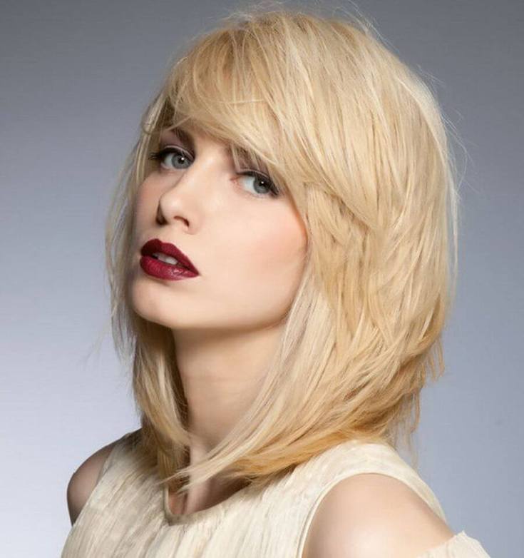 Coupe de cheveux en cascade pour cheveux mi-longs