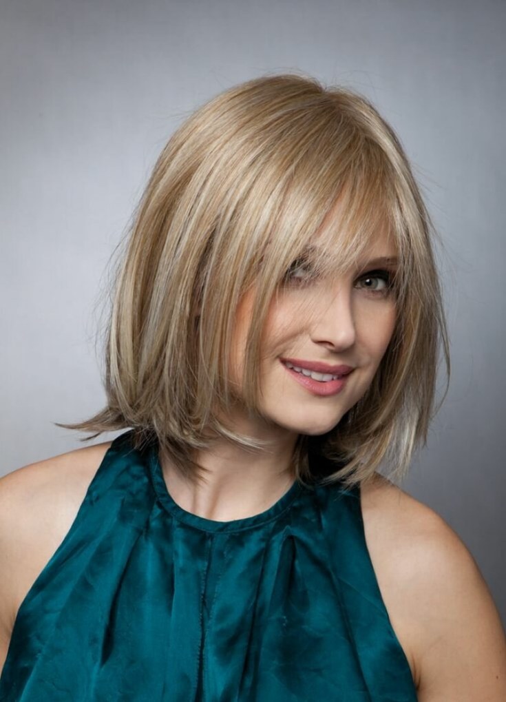 Coupe de cheveux en cascade pour cheveux mi-longs