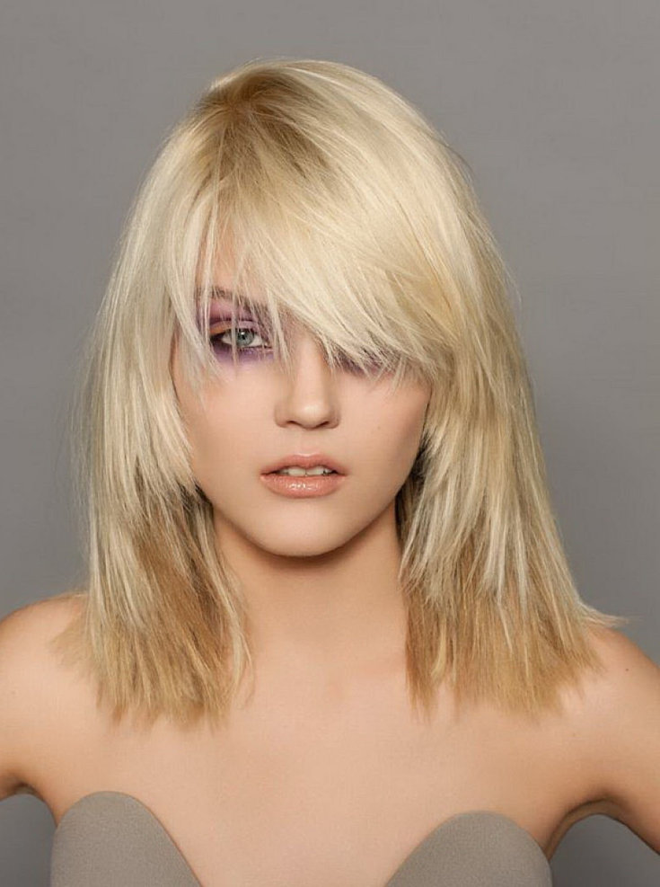Coupe de cheveux en cascade pour cheveux mi-longs