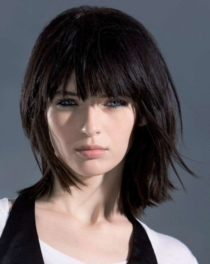 (+165 photos) Cascade de coupe de cheveux pour femmes avec une frange