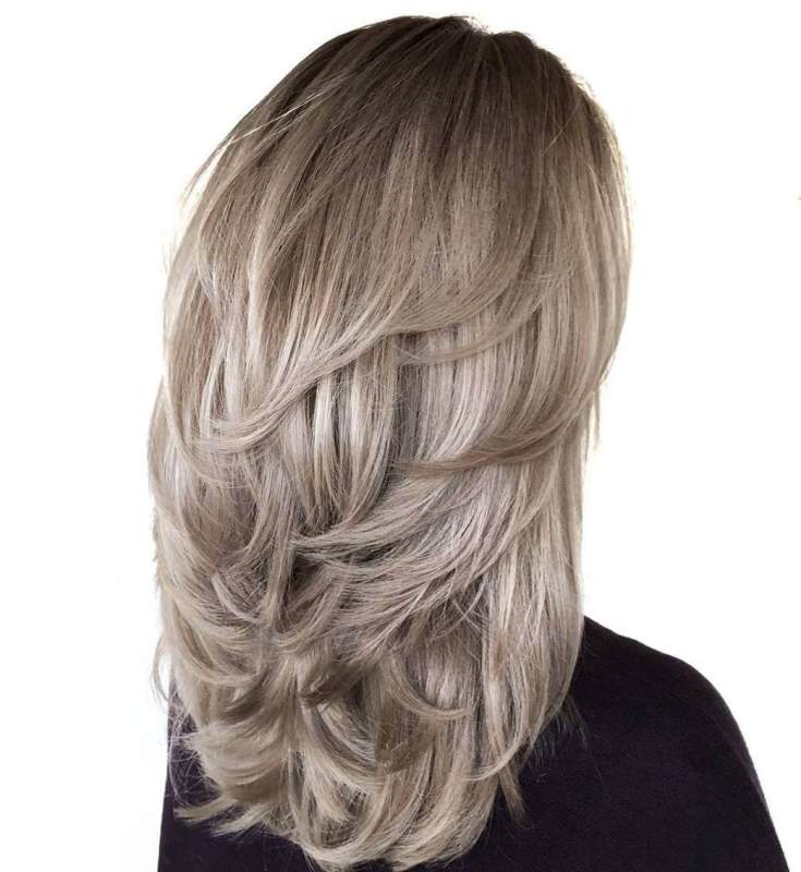 Coupe de cheveux en cascade pour cheveux mi-longs