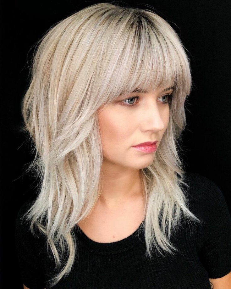 (+165 photos) Cascade de coupe de cheveux pour femmes avec une frange