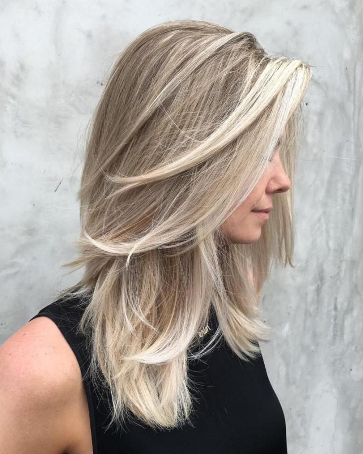 Coupe de cheveux en cascade pour cheveux mi-longs